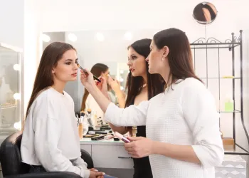 Güzellik Uzmanlığı Sertifikası Nasıl Alınır? Kariyeriniz İçin İlk Adımı Atın!