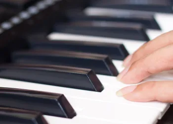 Akustik vs Dijital Piyano Dersleri, Hangisi Daha İyi?