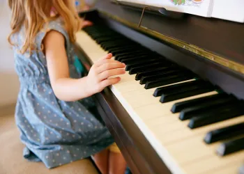 Online Çocuk Piyano Dersi mi, Yüz Yüze mi? (Veli Karşılaştırması)