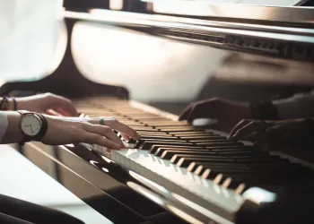 Yetişkinler İçin Piyano Kursu: En İyi Programlar ve Atölyeler
