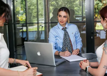 Psikoloji Alanında Uzmanlaşmak İsteyenler İçin Tavsiyeler: Begüm Yemişçi’den Öğrenin